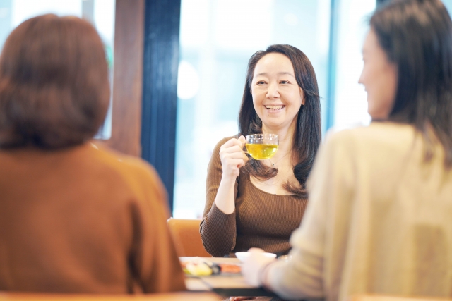 外出している女性