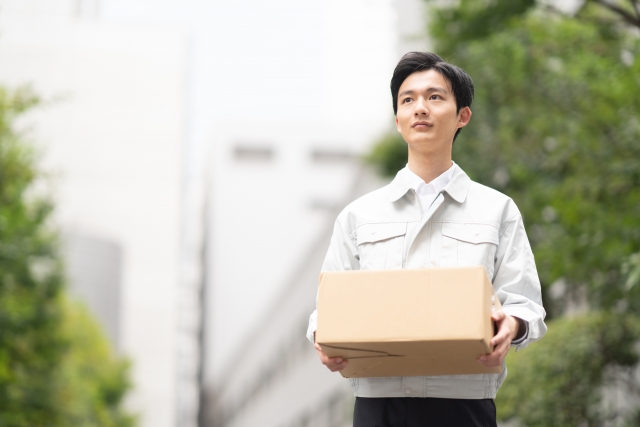 荷物を持つ男性