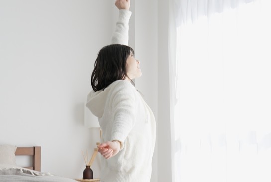 寝起きの女性