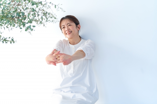 肩がスッキリしている女性