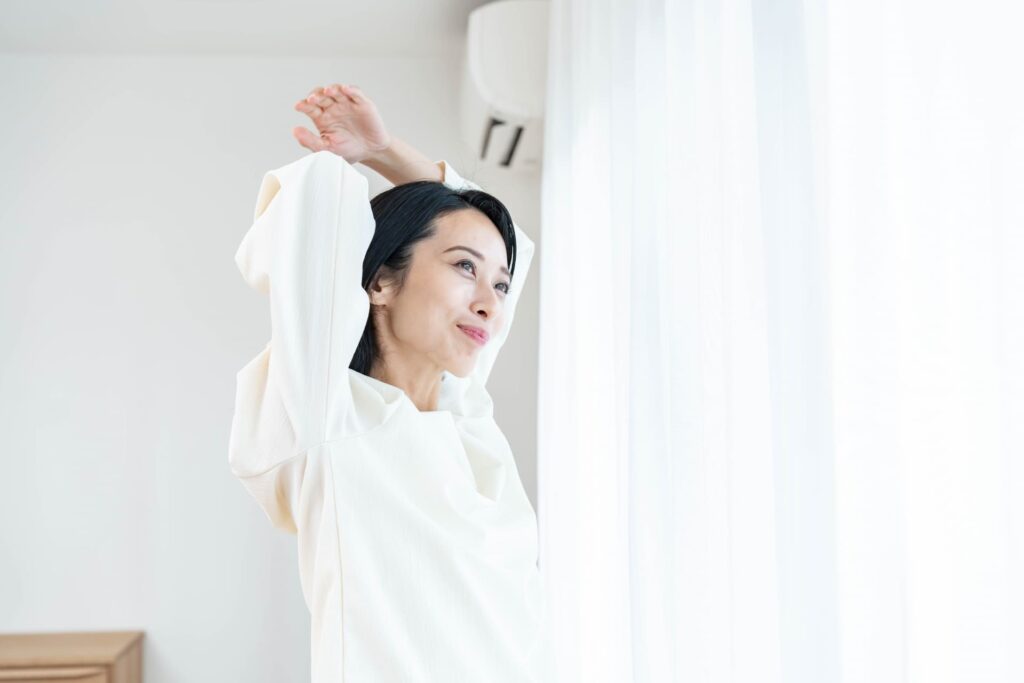 肩がスッキリしている女性