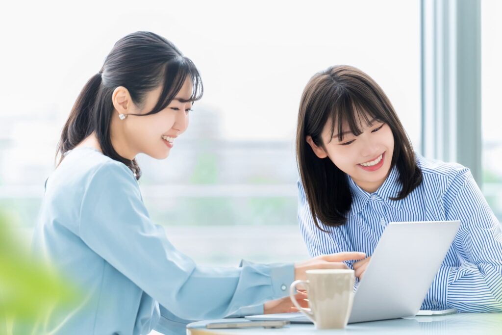 仕事に夢中な女性2人