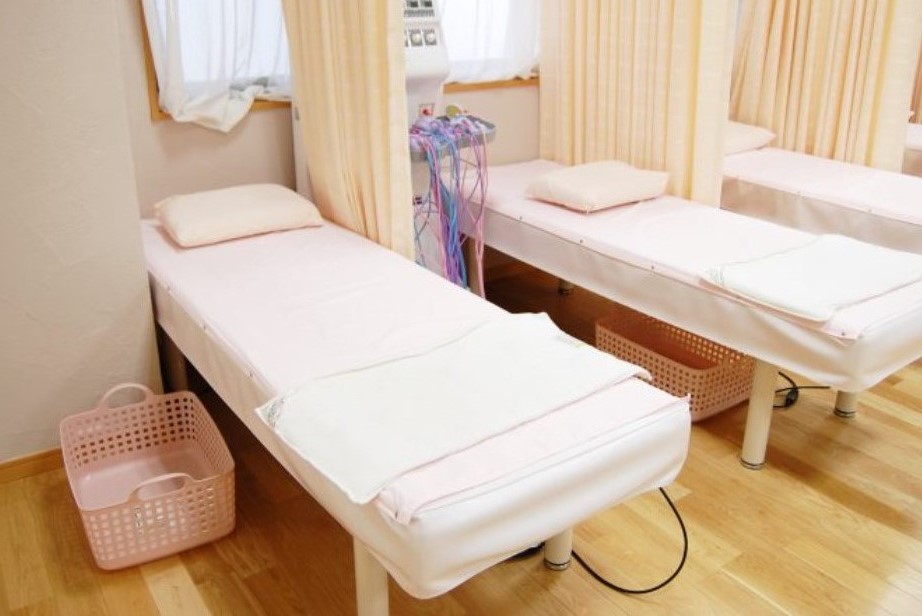 施術ベッドが並ぶ部屋