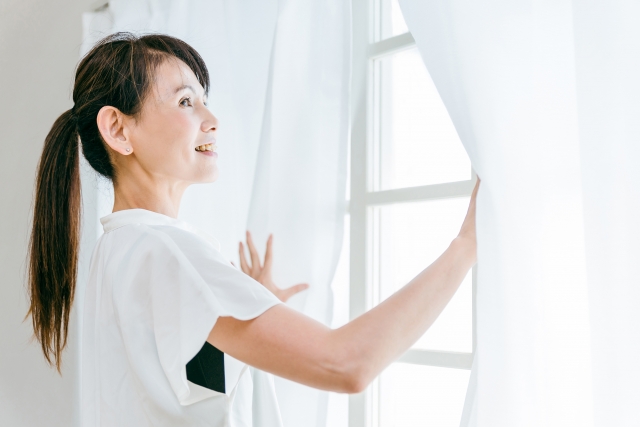 寝起きの女性