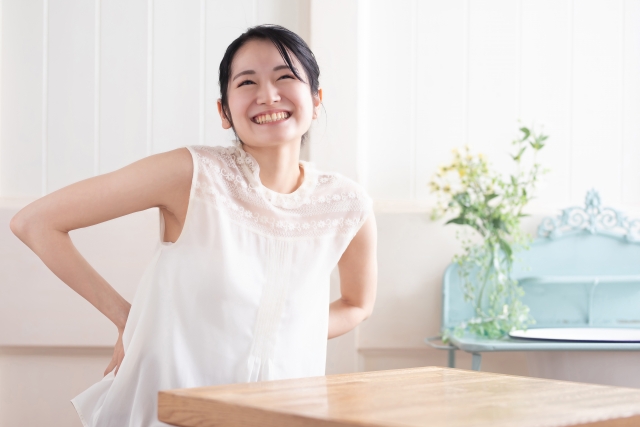腰がスッキリしている女性